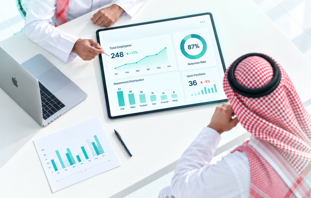 مستشاران يراجعان مؤشرات الموارد البشرية على جهاز لوحي