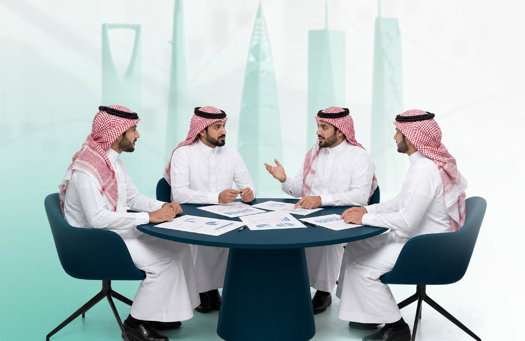 فريق من تالنت إن في اجتماع عمل